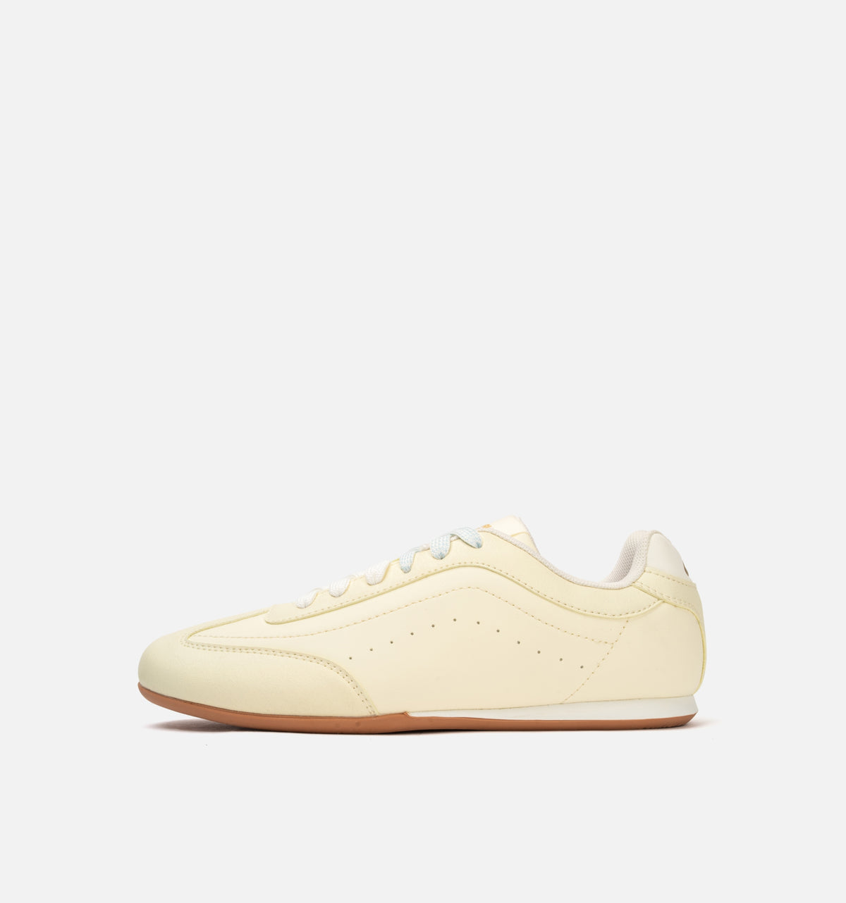 Combination of suede and man-made leather upper, mesh lining, flat two tone rubber outsole, and Bounce Pad insole system. Provides comfort, breathability, a more secure fit, durability, premium aesthetics, and cushioning in every step to prevent heel shock. Main image
