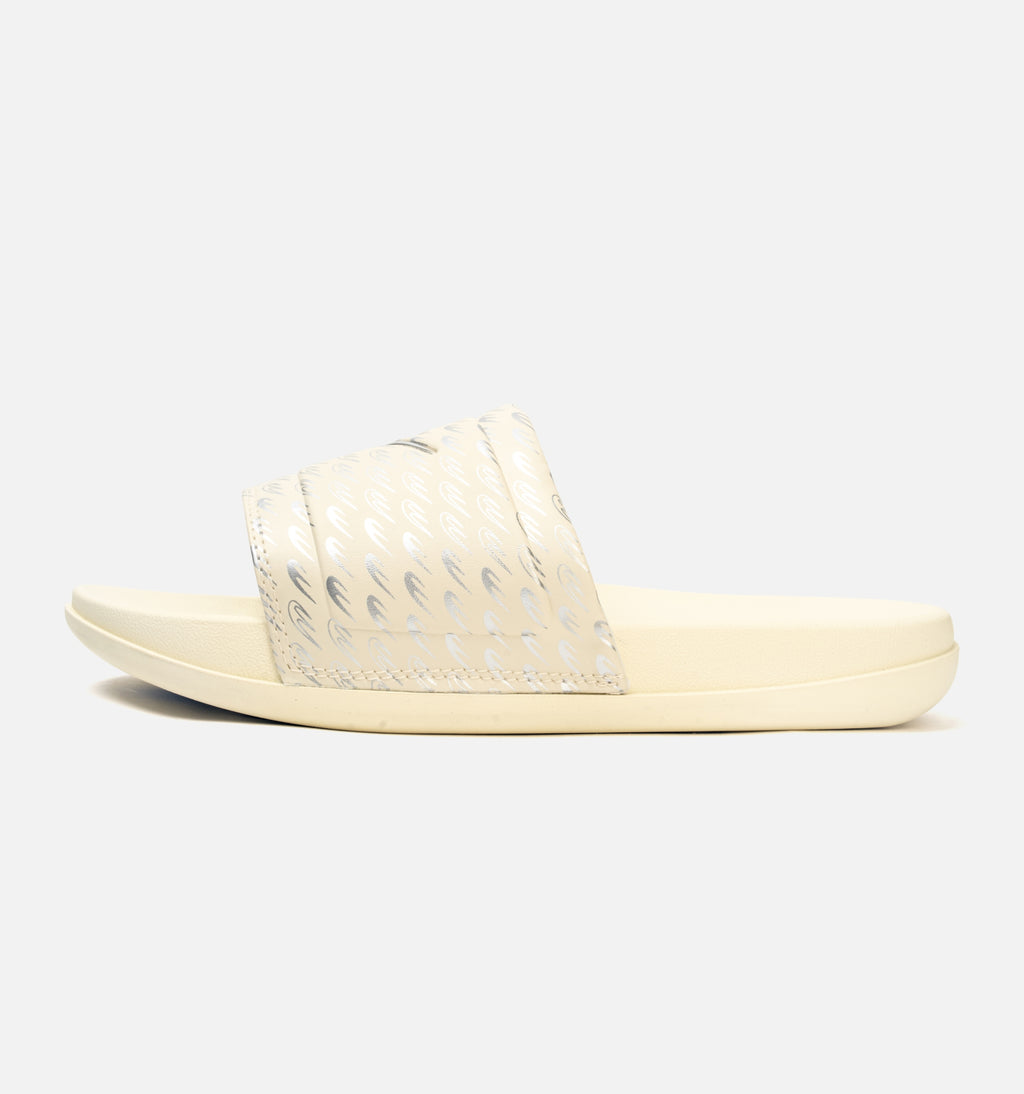 Man made leather upper, mesh lining, S-Foam footbed, and soft EVA midsole/outsole. Soft footbed and textile lining provide superior comfort with every step, a lightweight experience, and less muscle strain.